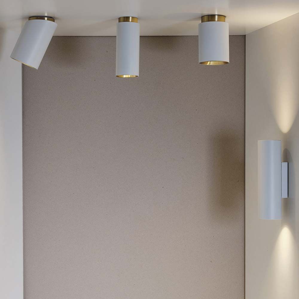 DCWéditions Tobo Wandleuchte 2-flammig aus Stahl mit mattierter Oberfläche, innovative Beleuchtung für warme Atmosphäre.