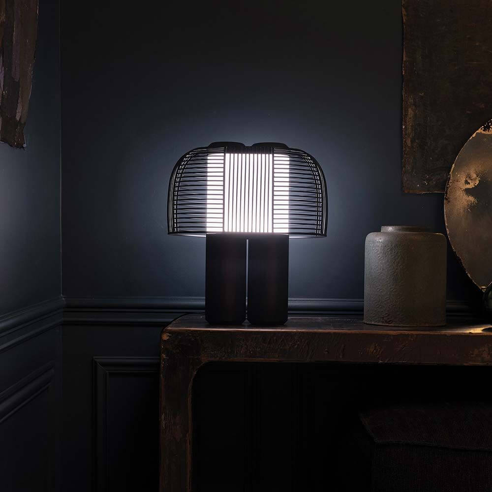 Moderne DCWéditions Yasuke LED Tischleuchte mit Dimmer, strahlt warmes Licht aus.