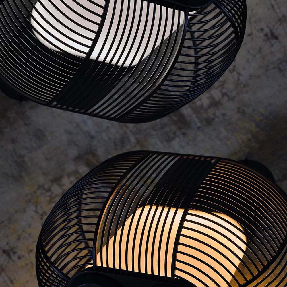 DCWéditions Yasuke LED Tischleuchte mit modernen Linien und dimmbarem Licht, das sanfte warme Töne und helles Licht bietet.