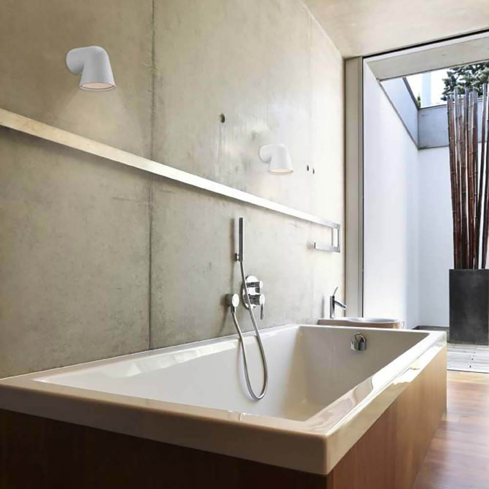 Außen-Wandleuchte Front Single IP44 Weiß über einer modernen Badewanne in stilvollem Badezimmer
