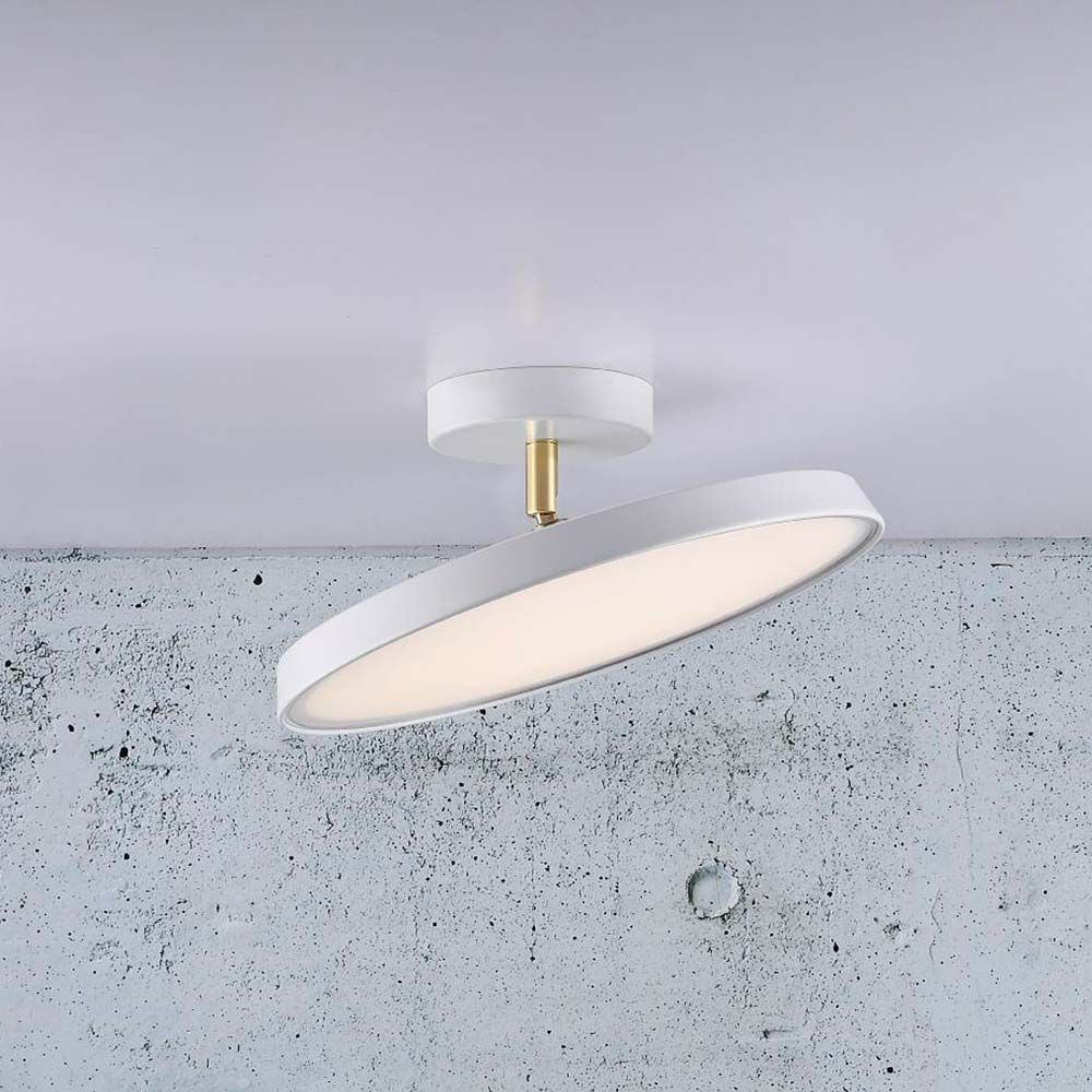 LED Deckenleuchte Alba Pro 30 Weiß, Opal Weiß an einer Decke montiert, modernes Design und Lichtwirkung.