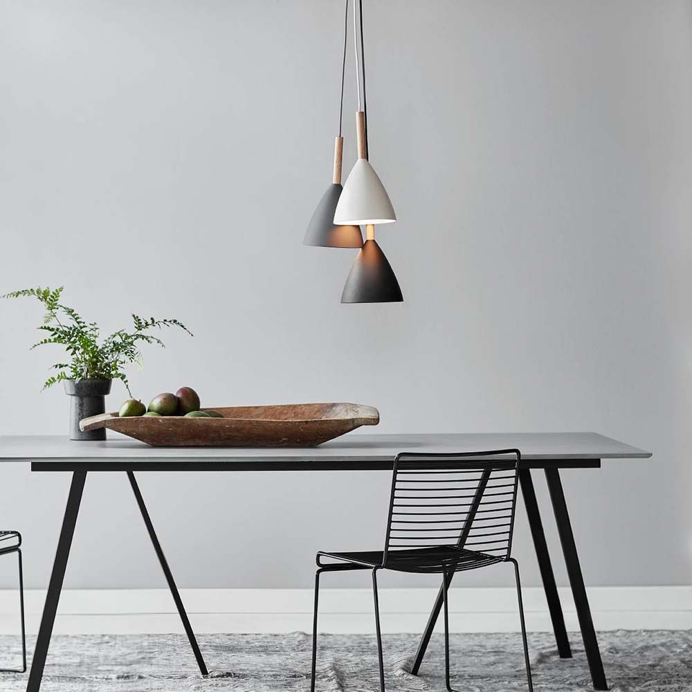 Pendellampe Pure 20 Weiß über einem modernen Esstisch mit stilvollem Design und Pflanzenarrangement.