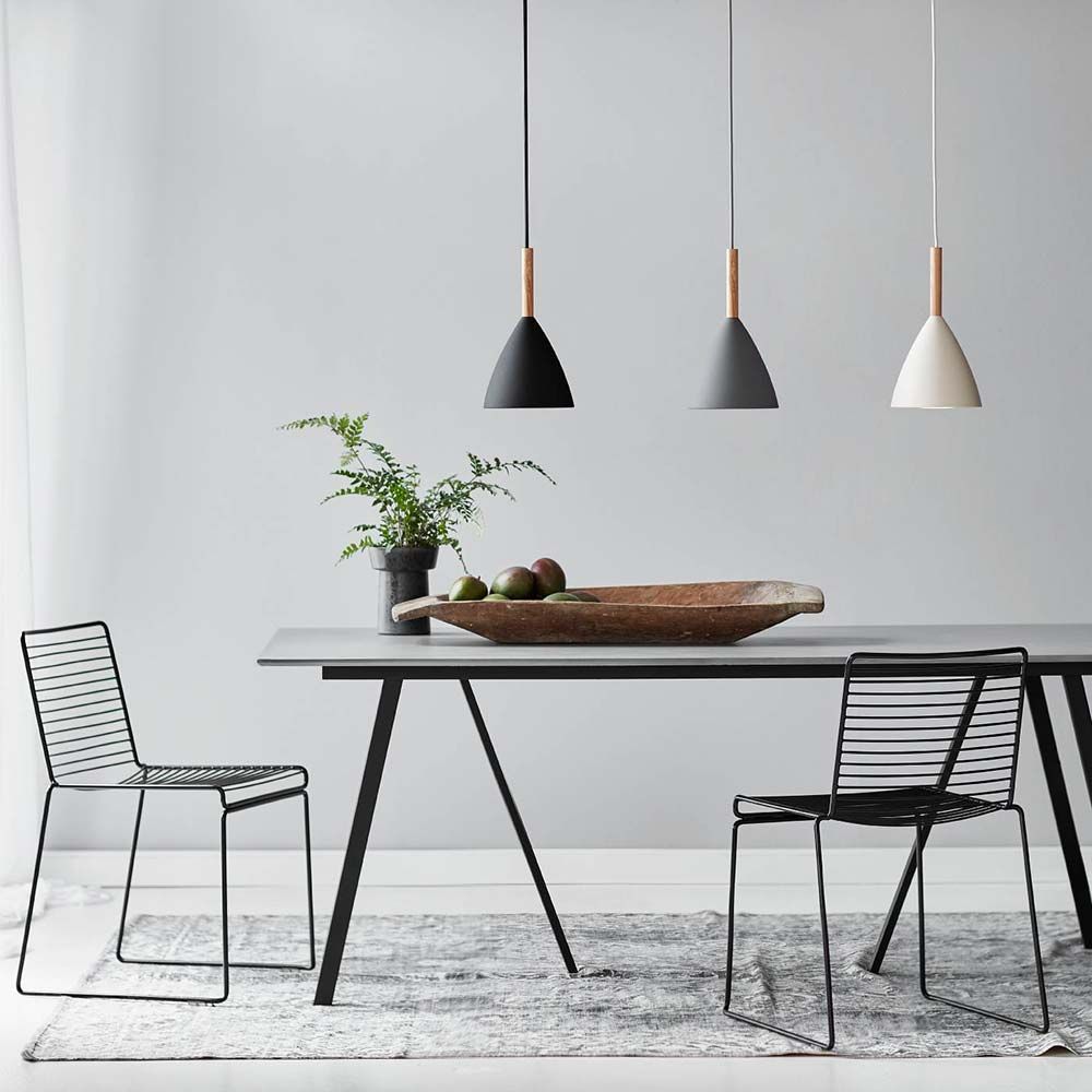 Pendellampe Pure 20 Weiß über einem modernen Esstisch mit minimalistischen Stühlen.