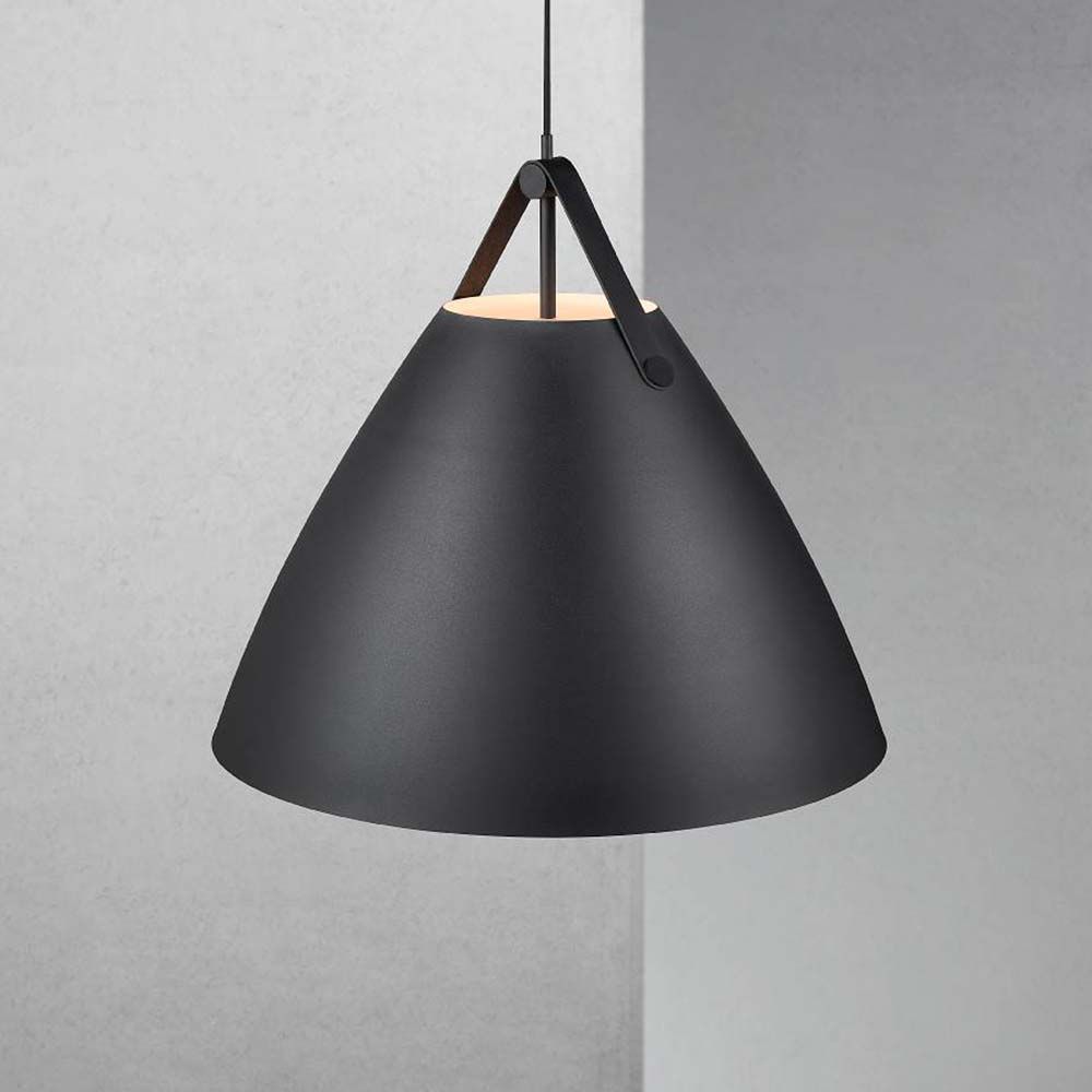 Pendellampe Strap 68 Schwarz in modernem Design mit matt schwarzem Finish und Holzgriff.