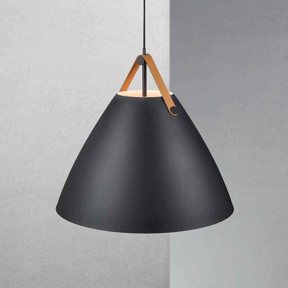 Pendellampe Strap 68 Schwarz mit schwarzem Schirm und Holzdetails, modernes Design für stilvolle Beleuchtung.