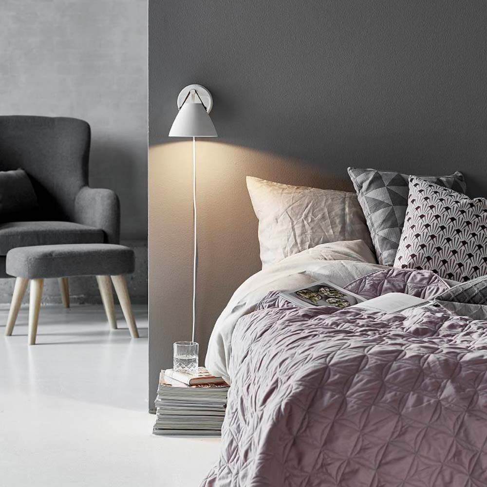 Rem 15 vägglampa med läderband vit