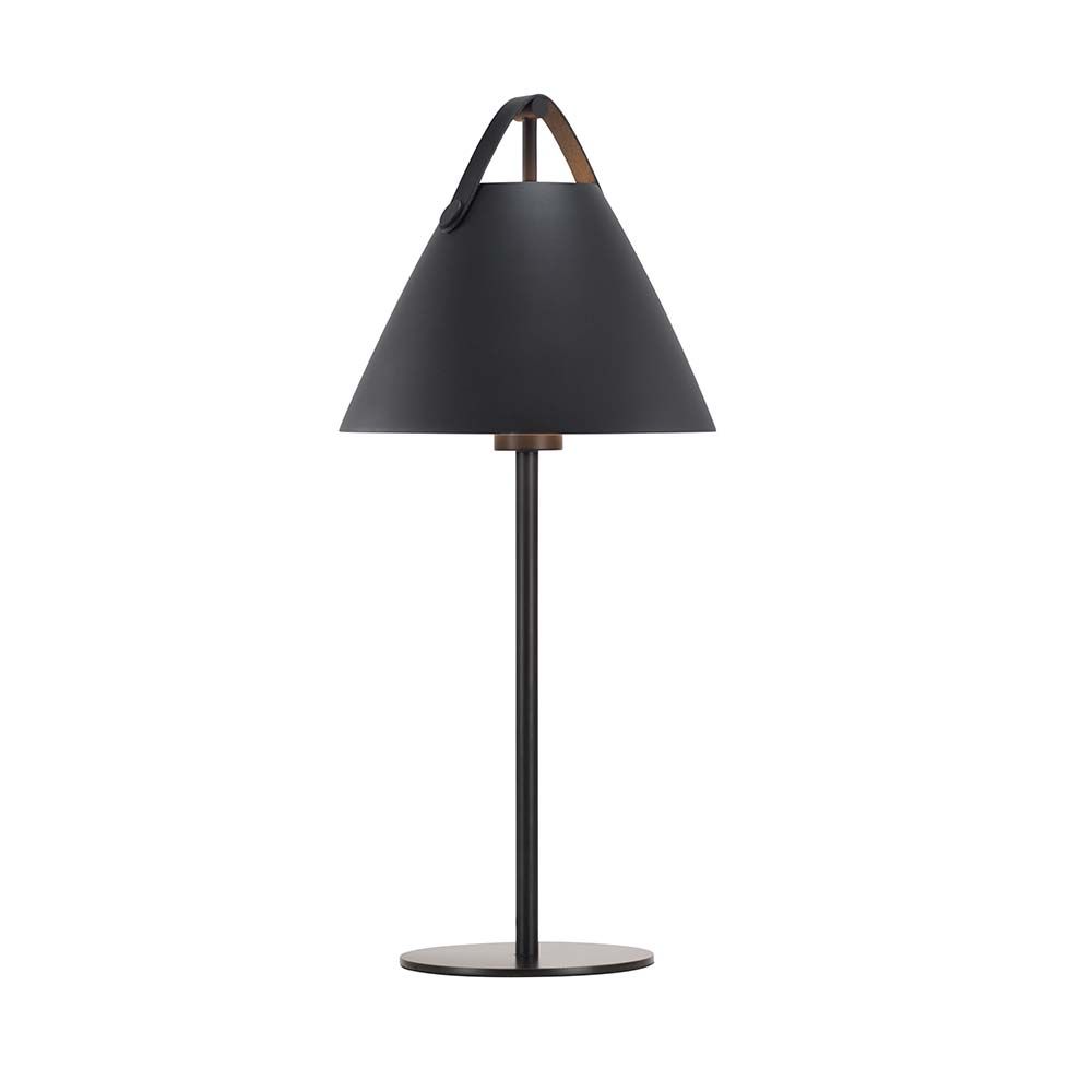 Tischlampe Strap Schwarz mit schwarzem Lampenschirm und Lederriemen im nordischen Design.