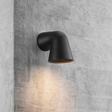 Wand-Außenleuchte Front Single IP44 Schwarz an einer Betonwand montiert.