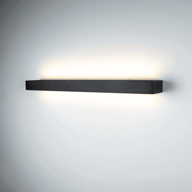 Moderne s.luce Wandlampe in Schwarz mit sanftem Lichtschein für elegantes Ambiente.