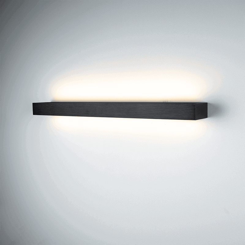 Moderne s.luce Wandlampe in Schwarz mit sanftem Lichtschein für elegantes Ambiente.