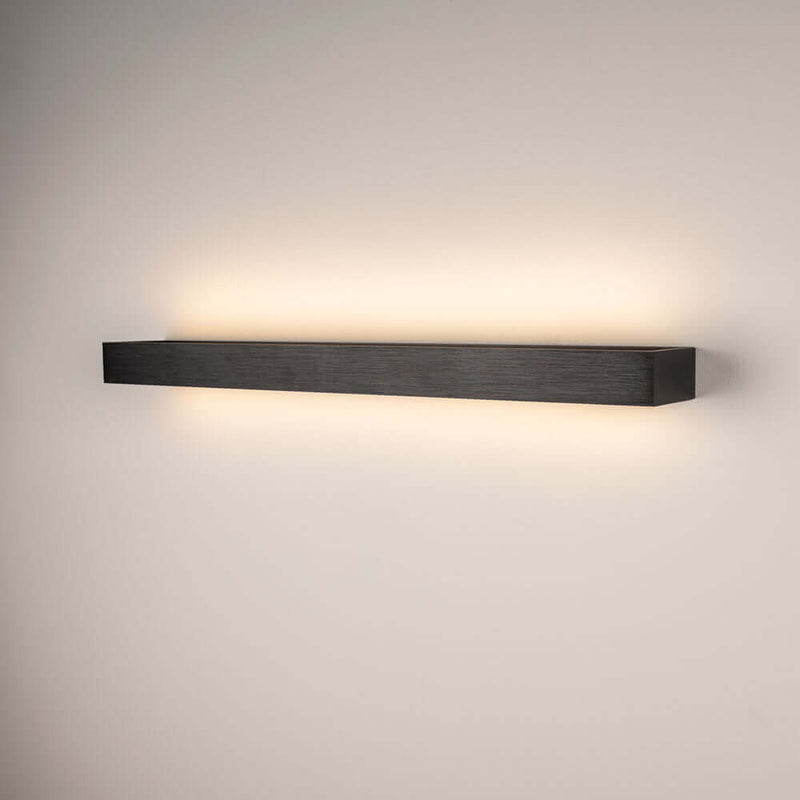 Elegante schwarze Wandleuchte mit sanftem Licht, ideal für moderne Innenräume.