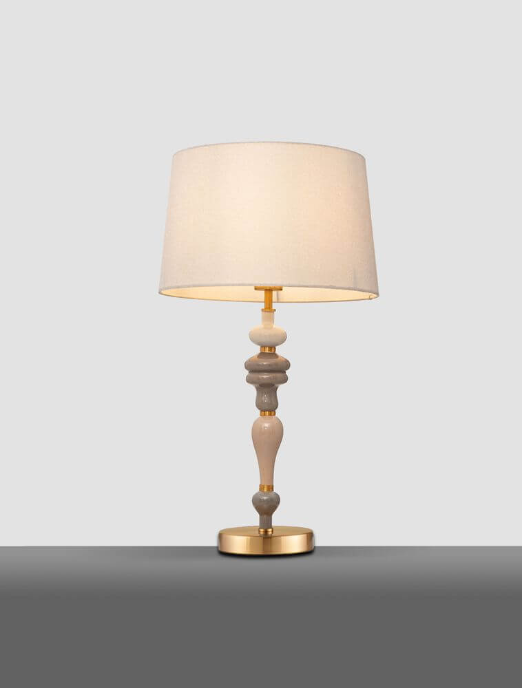 Damo Tischleuchte Ø 34cm Gold, Orange, Braun auf einem Tisch, klassisches Design mit Stoffschirm.