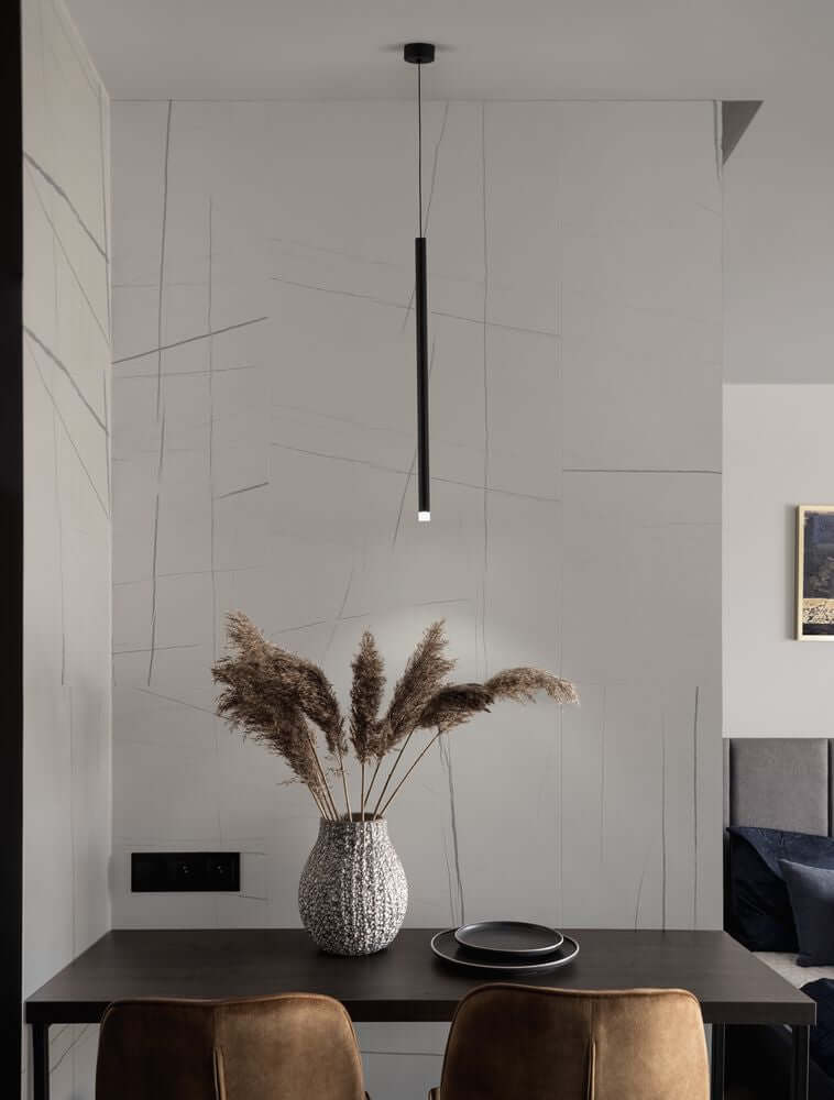 Dandia LED Pendelleuchte Ø 8cm 3000K Schwarz über einem Tisch mit Blumenstrauß in einer modernen Einrichtung.