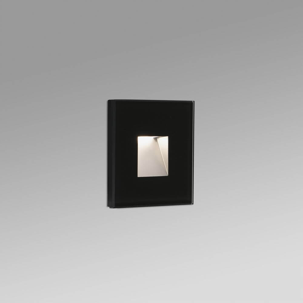 Dart-1 LED Outdoor Wandeinbaulampe IP65 in Schwarz mit zeitgemäßem Design und Glasdiffusor für Außenbeleuchtung.