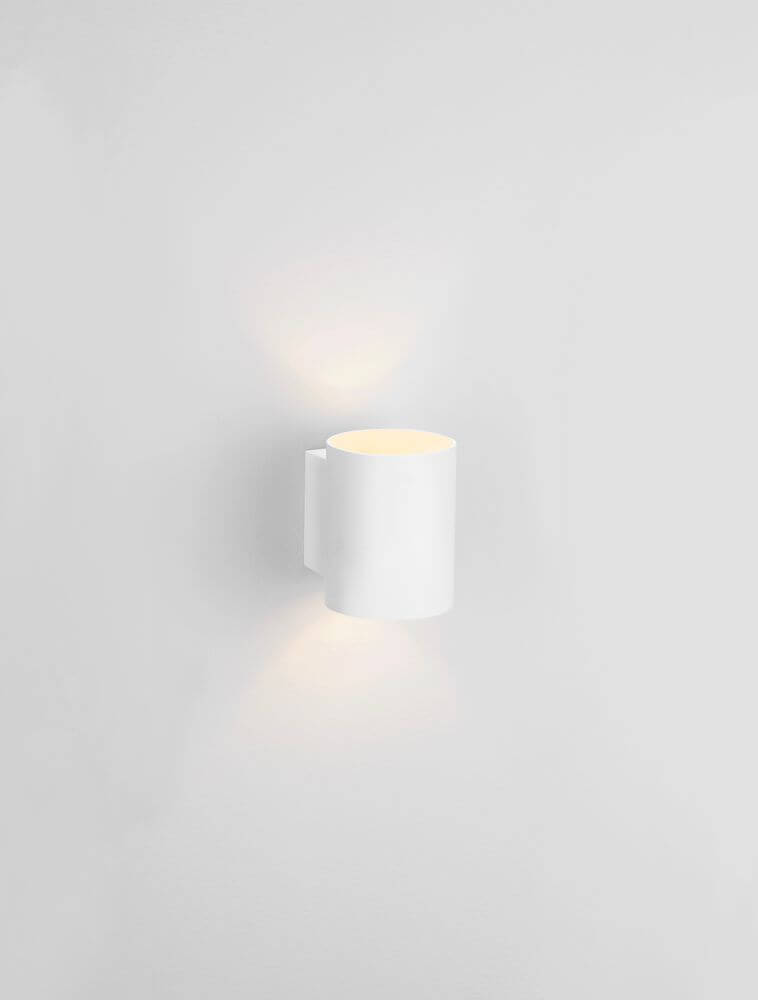 Dazle Wandleuchte Ø 8cm an einer weißen Wand mit sanften Lichtstrahlen.