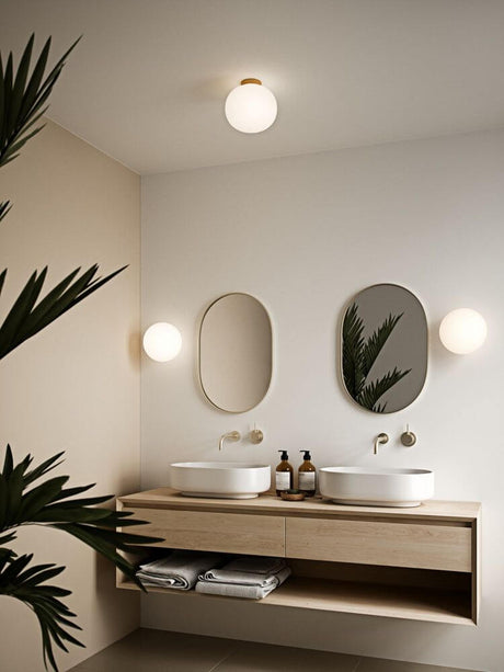Taklampe Alton 27,5 i moderne bad med servant og speil.