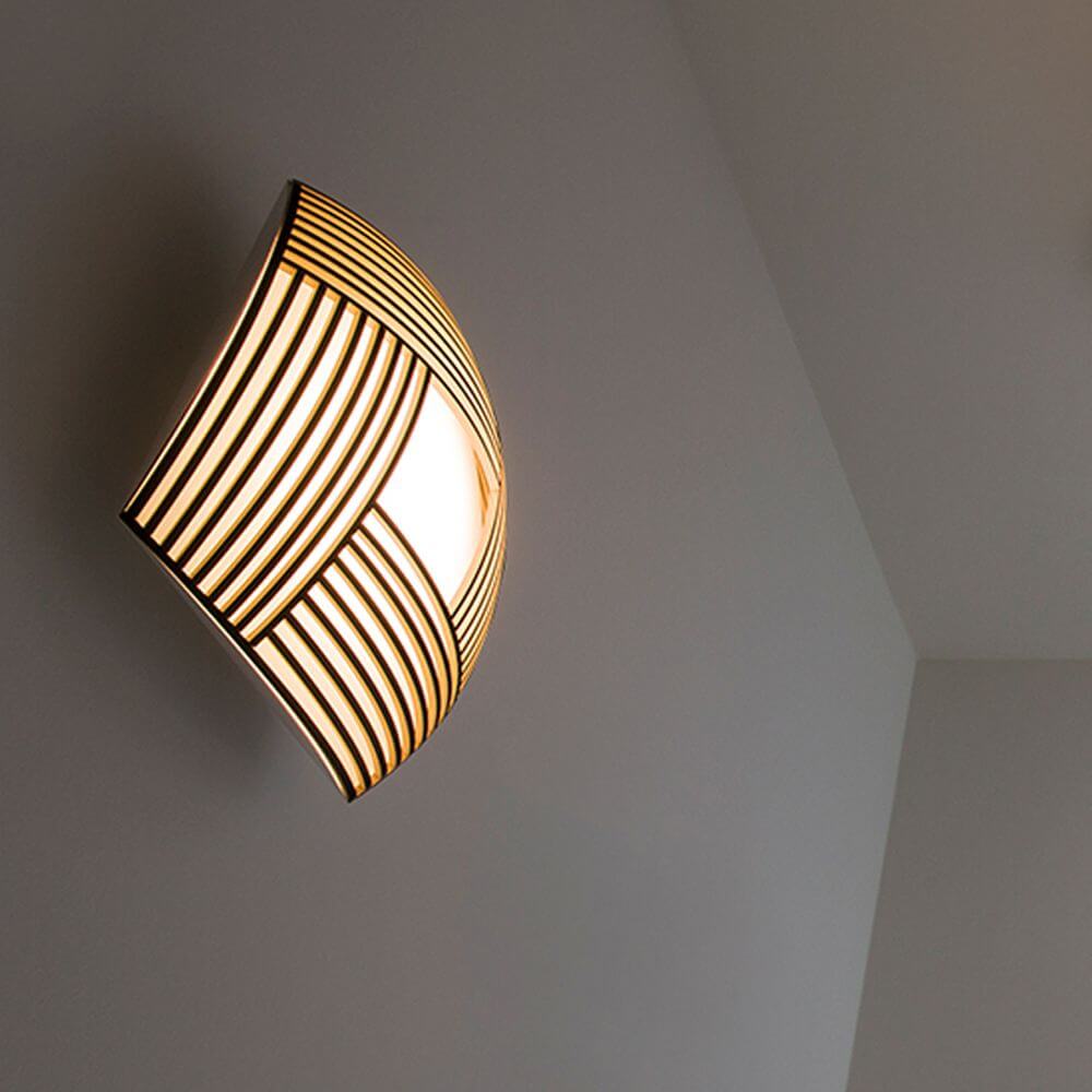 Deckenleuchte Kuulto 9100 aus Holz 52cm an der Wand mit skulpturaler Form und warmem Licht.