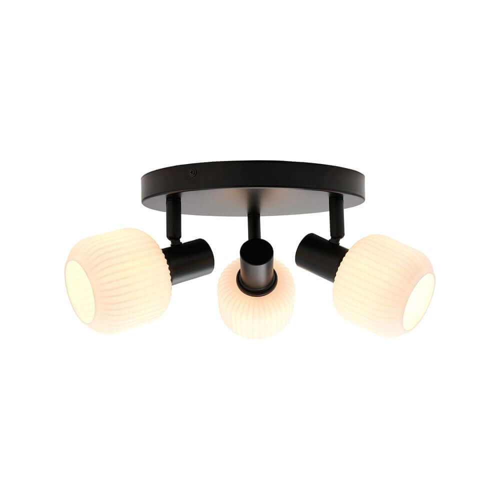 Deckenleuchte Milford Mini 3-Rondel mit opalweißem Glas und modernem Design aus schwarzem Metall.