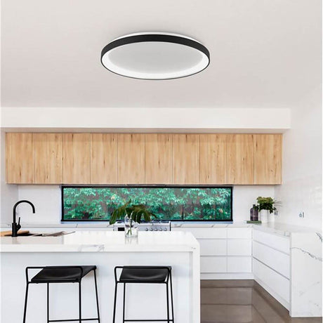 Deckenleuchte Pertino Ø 58cm Schwarz in moderner Küche mit rundem schwarzem LED-Design