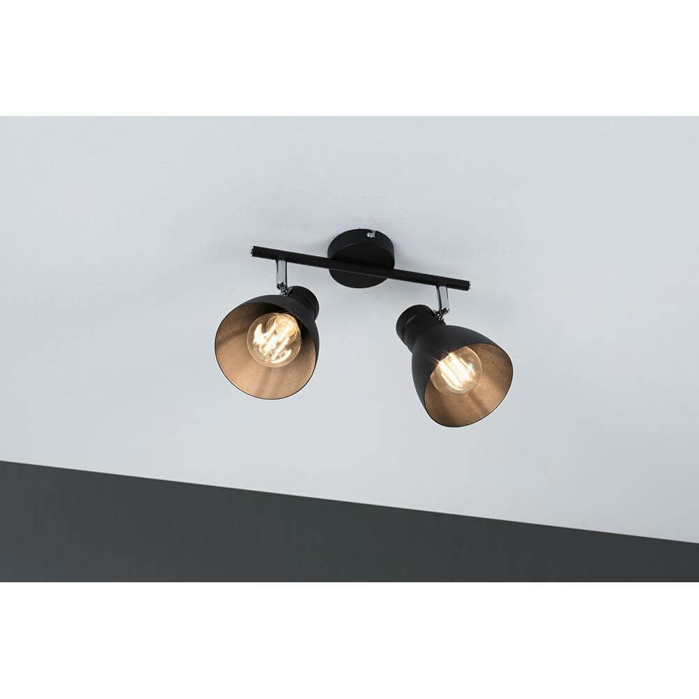 Deckenspot Davy 2-flammig Dimmbar Schwarz auf weißer Decke installiert, stylish im Industrielook.