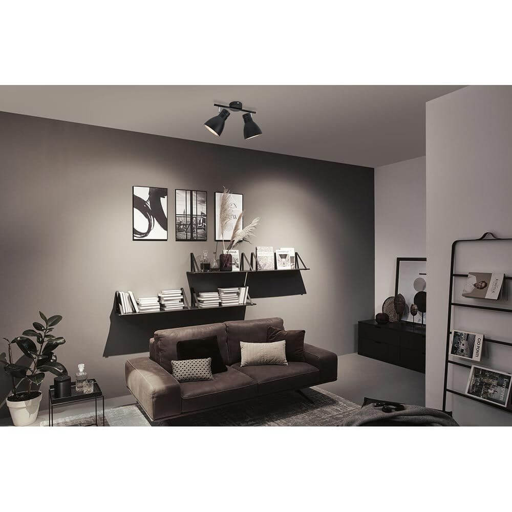 Deckenspot Davy 2-flammig Dimmbar Schwarz in modernem Wohnraum mit Sofa und Wandregalen.