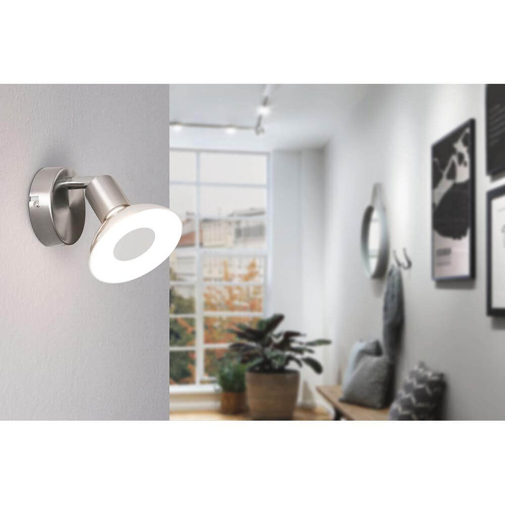 Wandstrahler Carolina Chrom - elegantes einflammiges Spotlight an einer Wand, ideal für modernes Wohndesign.