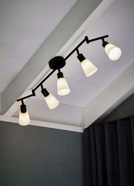 Projecteur de plafond Cole 5-Spot avec cinq abat-jour orientables montés au plafond.