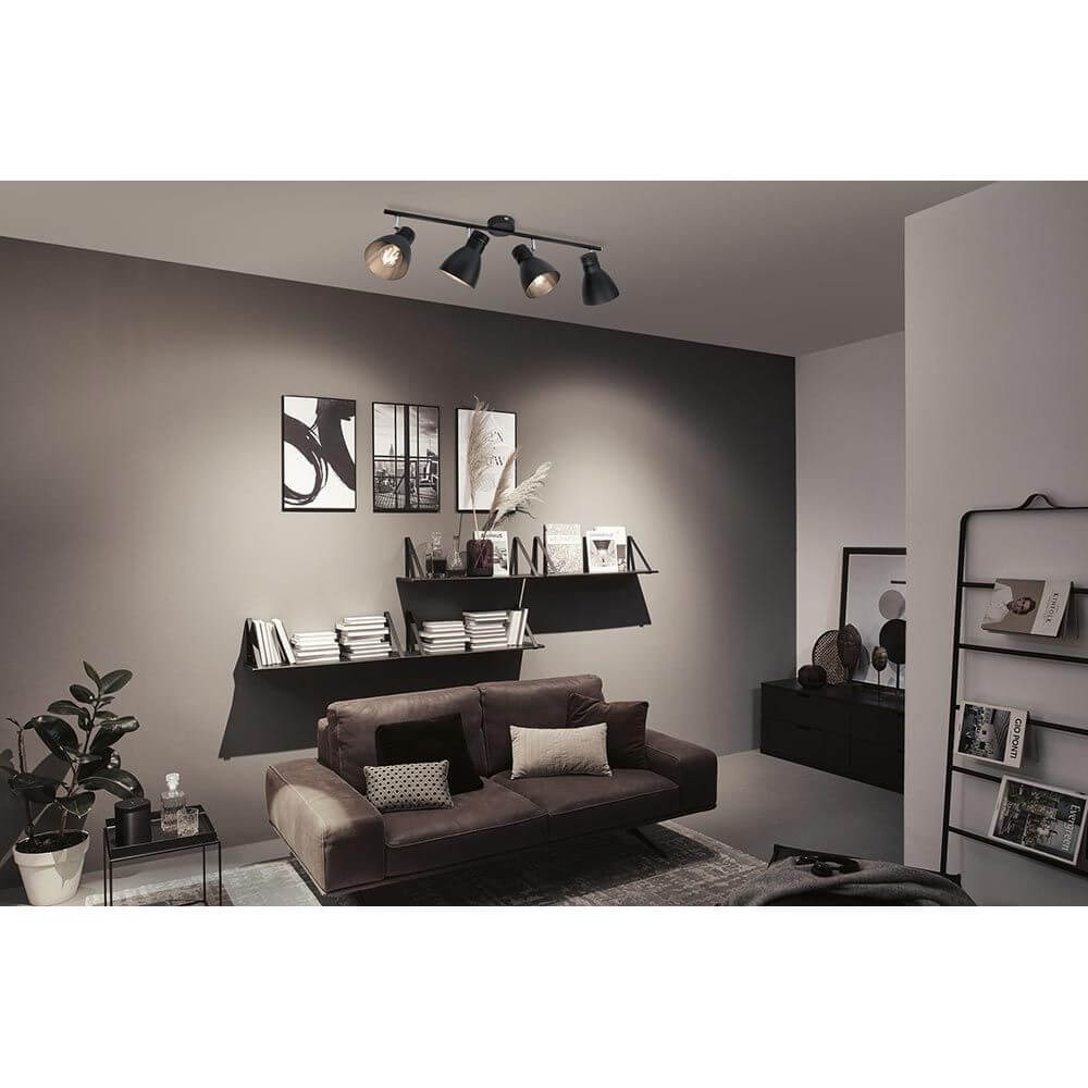Deckenstrahler Davy 4-flammig Dimmbar Schwarz im modernen Wohnzimmer mit Couch und Regalen.