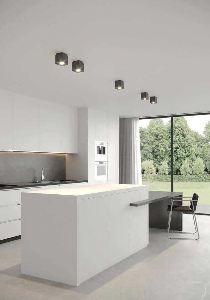 Moderne Küche mit Deckenstrahler Ethan 1-Spot, die für angenehmes Licht sorgt und stilvoll gestaltet ist.