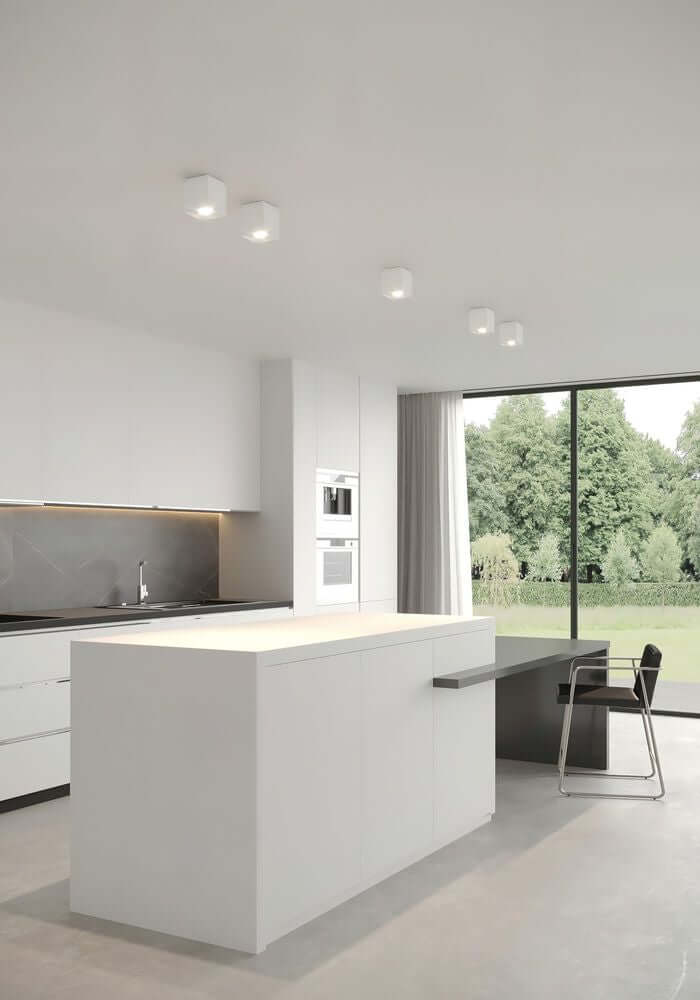 Moderne Küche mit Deckenstrahler Ethan 1-Spot, minimalistisches Design und große Fenster für natürliche Beleuchtung.