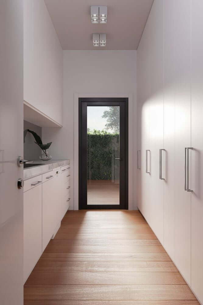 Deckenstrahler Ethan 4-Spot in modernem Innenraum mit heller Holzdecke und weißen Schränken.