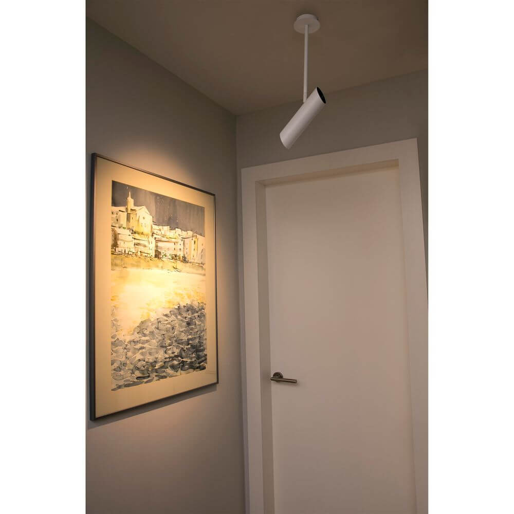 Deckenstrahler LINK GU10 11W Weiß an der Decke in einem modernen Raum mit Kunstwerk und Tür.