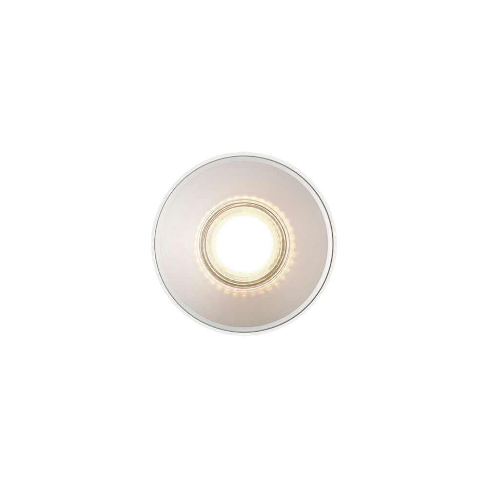 Deckenstrahler Pitcher mit runder Lampenfassung und warmem Licht, ideal für moderne Raumgestaltung.