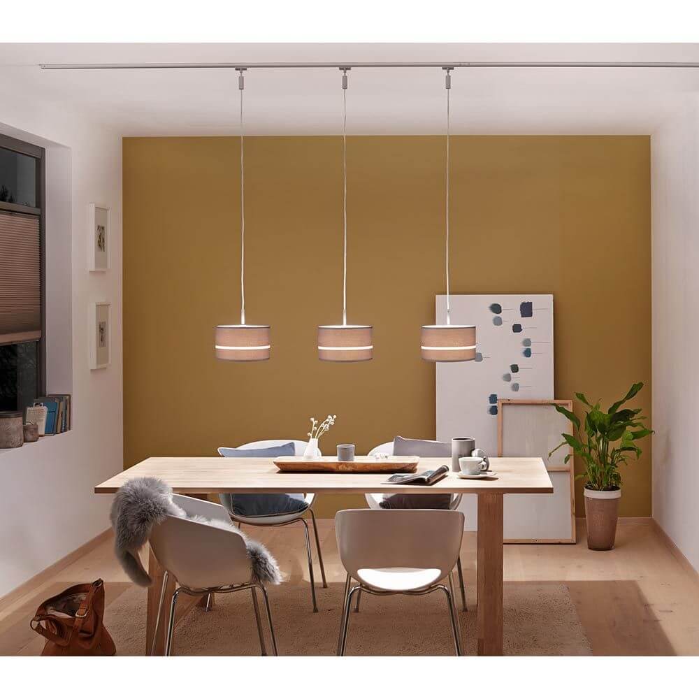 DecoSystems Stoffschirm Tessa Braun max. 50W Ø 25cm hängend über einem Esstisch in modernem Raum