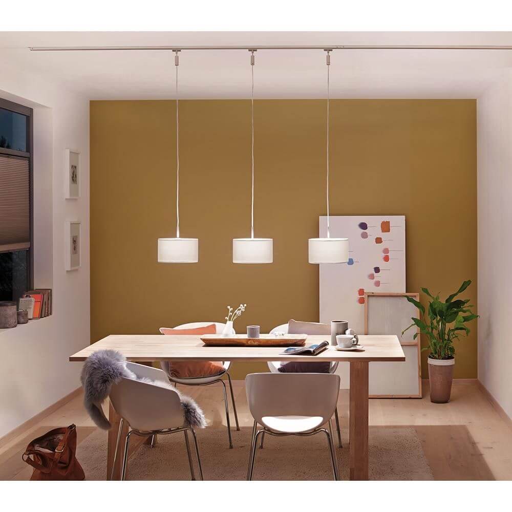 Dekoratives Esszimmer mit DecoSystems Stoffschirm Tessa Weiß max. 50W Ø 25cm, warmes Licht und gemütliche Atmosphäre.