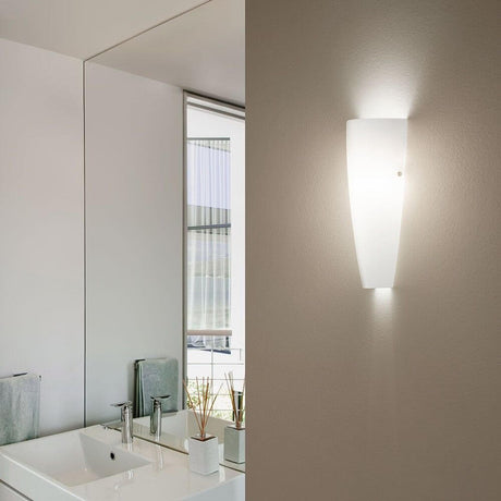Dedalo glasvæglampe i elegant hvidt design på badeværelset med moderne håndvask.