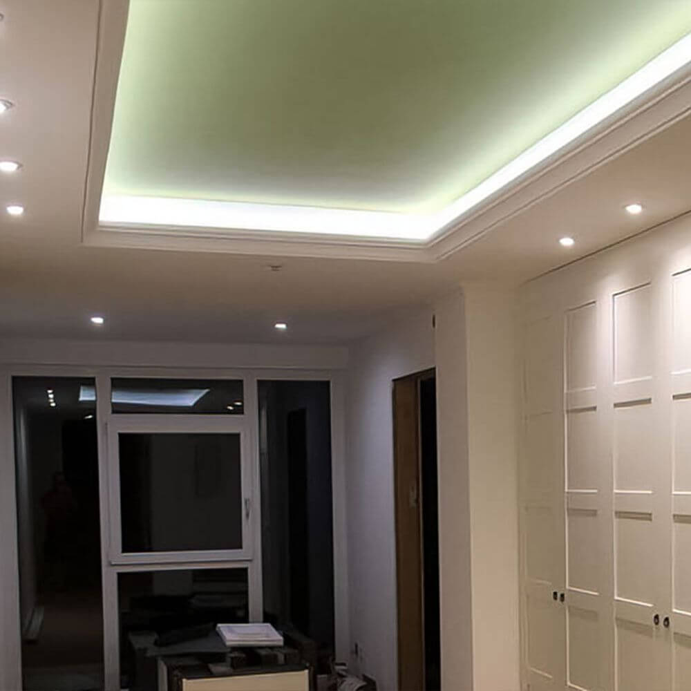 Indirekte LED Beleuchtung mit Lichtvouten-Profil in modernem Wohnraum für stilvolle Raumgestaltung.