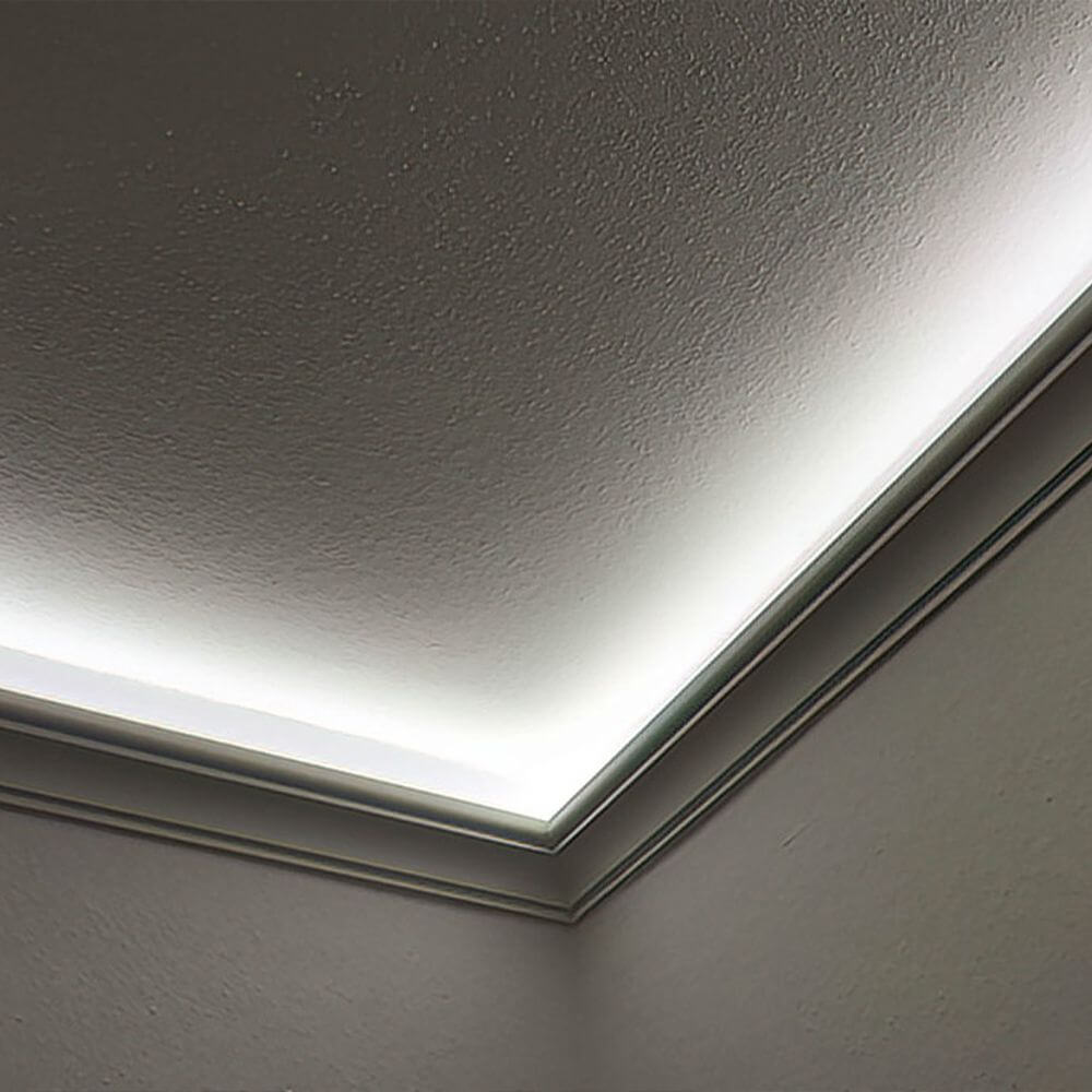 Moderne Lichtvouten-Profil mit indirekter LED-Beleuchtung an der Decke für stilvolle Raumgestaltung.