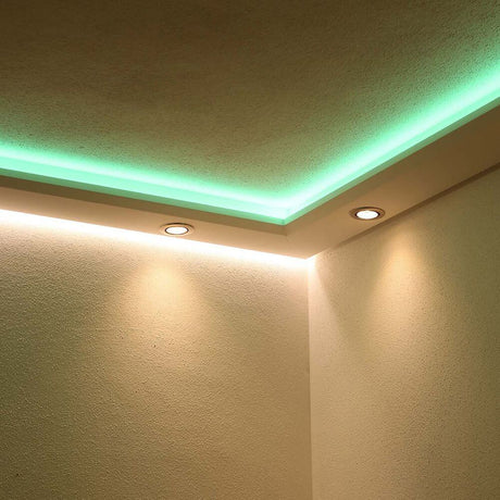 Dekor-Profil L Stuckleiste 1,2 m indirekt Wand oder Decke mit LED-Beleuchtung in grünem Licht.