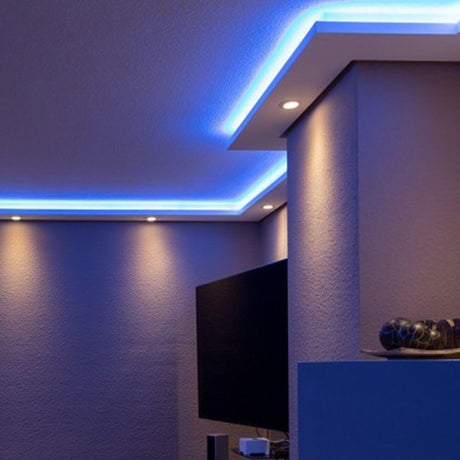 Dekor-Profil L Stuckleiste 1,2 m indirekt Wand oder Decke mit blauer Beleuchtung in modernem Raum.