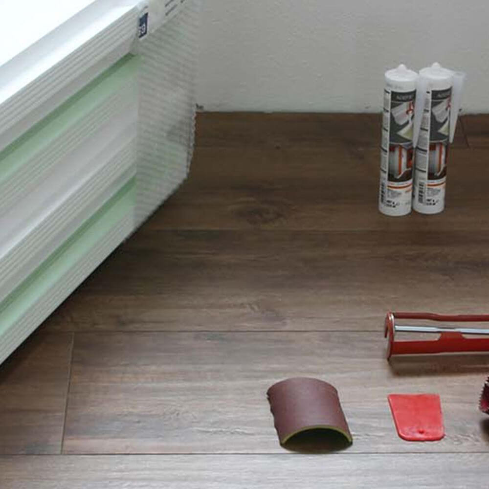 Dekor-Profil M Stuckleiste 1,2 m indirekt Wand oder Decke mit Werkzeugen und Materialien auf dem Boden.