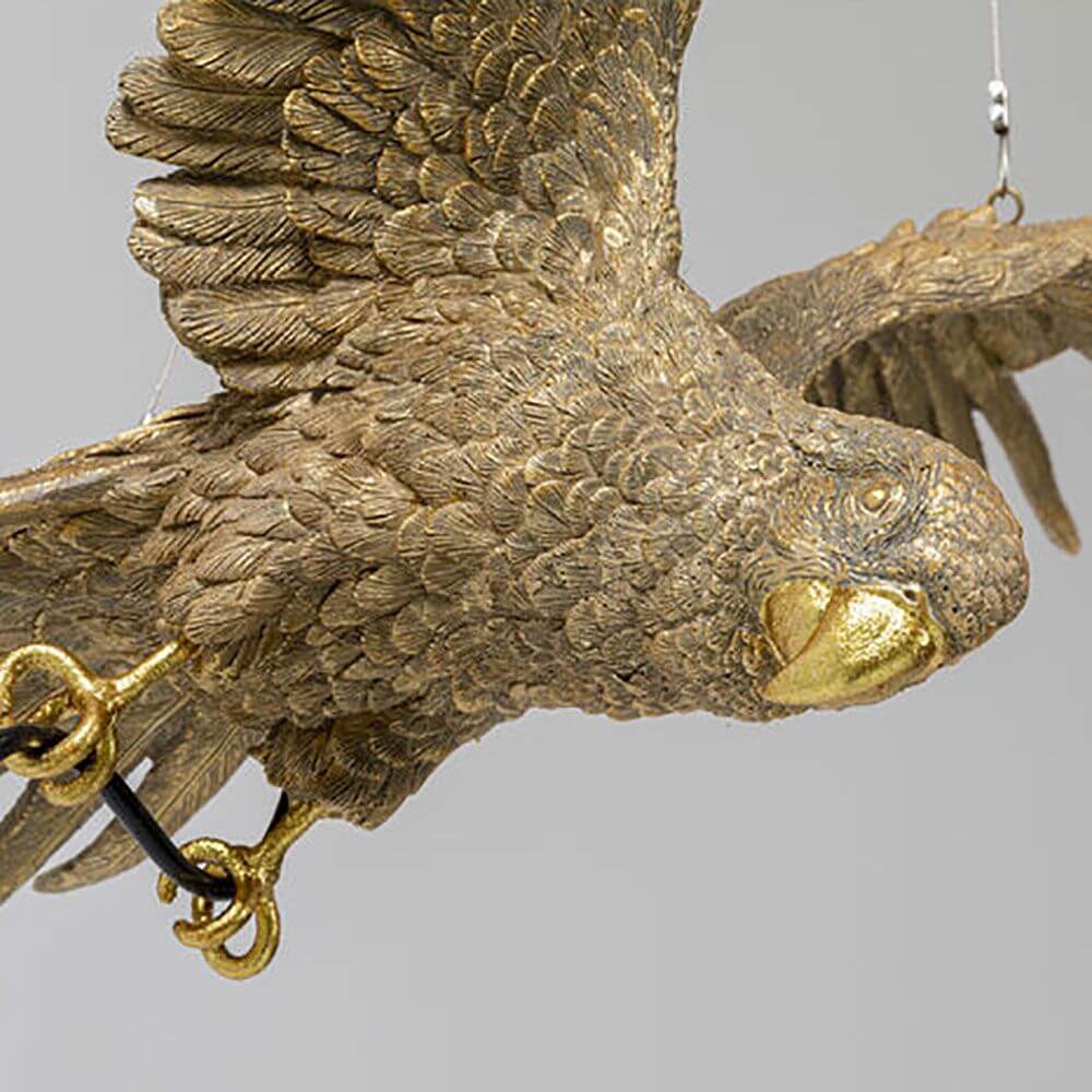 Detailansicht der Design Hängeleuchte Parrot mit goldener Vogelgestaltung für kreative Lichtakzente.