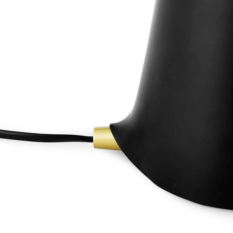 Vista dettagliata della lampada da tavolo di design Shelter Ø 41cm nera con cavo nero e elemento dorato.
