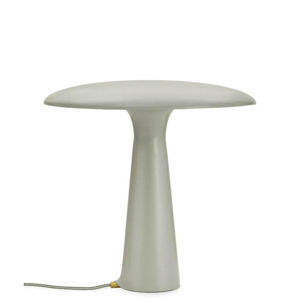 Design Tischleuchte Shelter in Kalkstein mit konischem Fuß und abgerundetem Lampenschirm, minimalistisch und modern