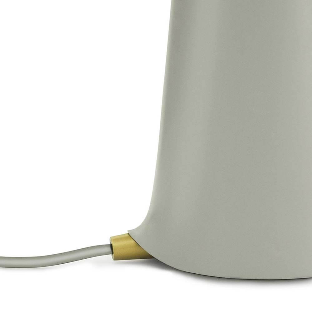 Detailansicht der Shelter Tischleuchte mit grauem Fuß und goldener Kabelanschluss.