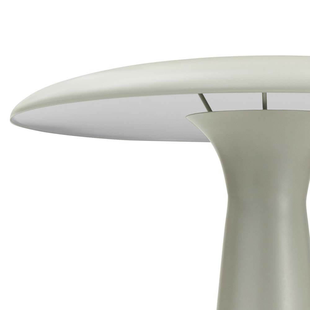 Design Tischleuchte Shelter mit konischer Basis und abgerundetem Schirm in kalksteinfarbenem Finish.