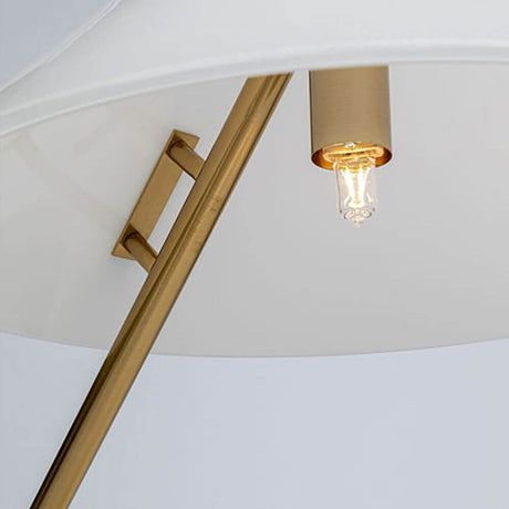 Detailansicht der Design Tischleuchte Soul aus Marmor mit goldener Lampe und schickem Lampenschirm.