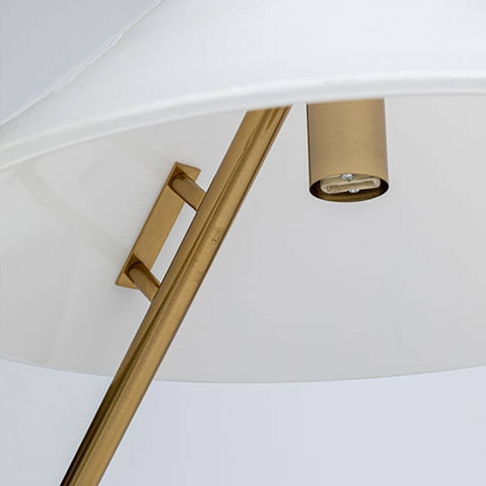 Detailansicht einer Design Tischleuchte Soul aus Marmor mit goldenen Akzenten und modernem Lampenschirm.