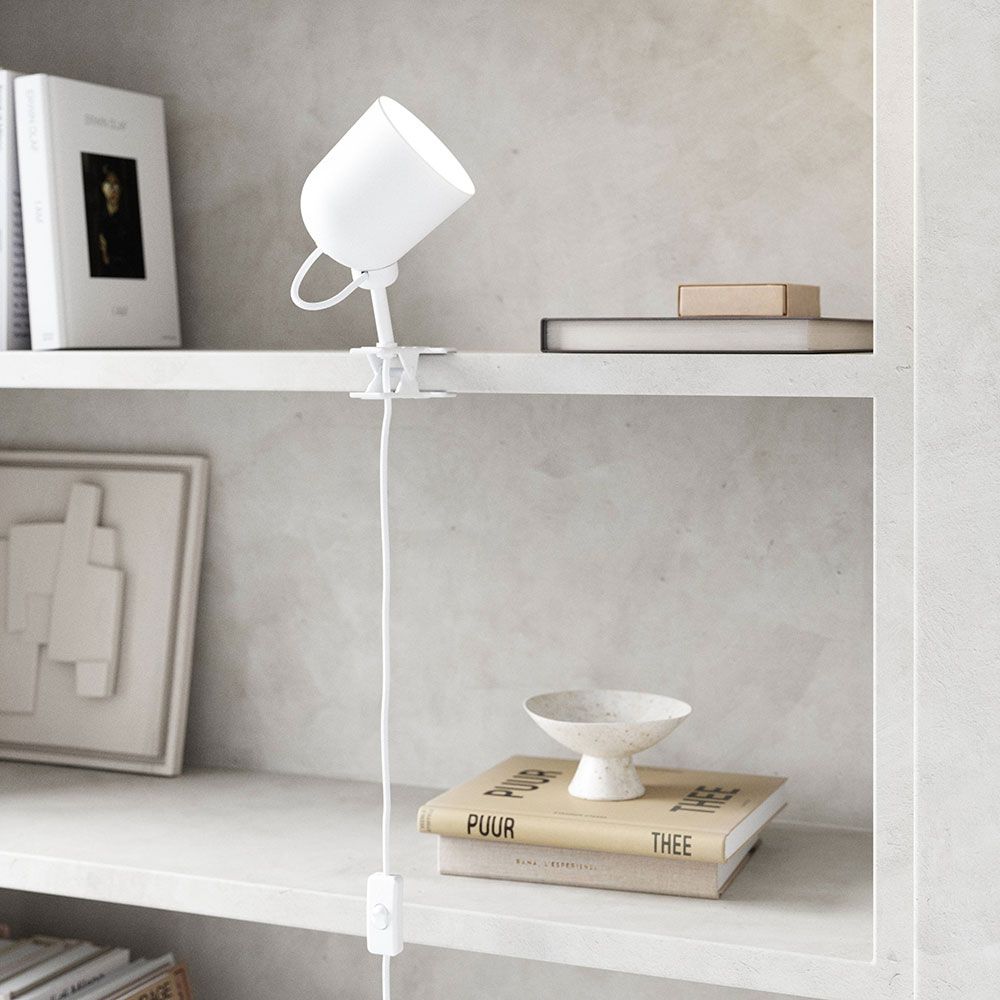 Angle Klemmleuchte von Maria Berntsen, modernes Design mit anpassbarem Lampenschirm auf Regal.