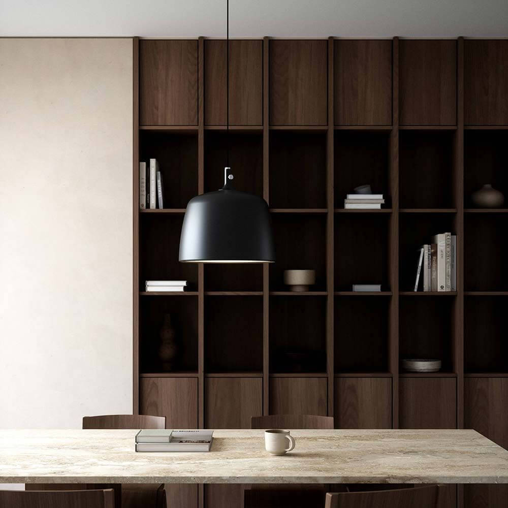 Norbi Hängeleuchte Schwarz über einem Essplatz in modernem Interieur mit Regal im Hintergrund.